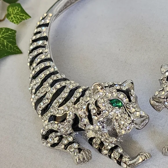 Stunning Silver Black Enamel and Crystal Double Tiger Spring Collar Necklace - Picture 4 of 8